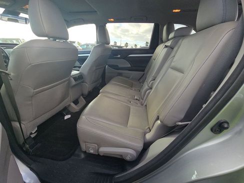 Used 2017 Toyota Highlander SE image 4