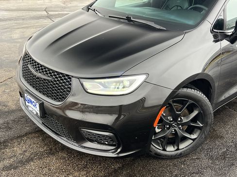 Used 2023 Chrysler Pacifica Limited w/ S Appearance Package image 9