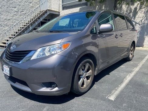 Used 2014 Toyota Sienna LE FWD image 1