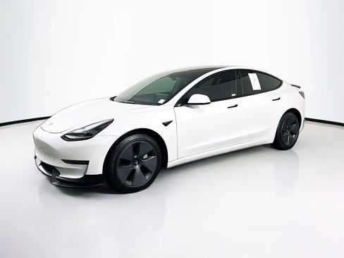 Used 2023 Tesla Model 3 Standard Range image 3