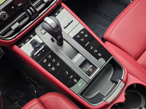 Certified 2025 Porsche Macan GTS AWD/4WD image 25