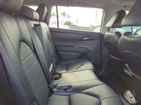 Used 2022 Toyota Highlander XLE image 15