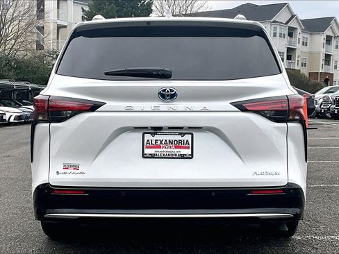 Used 2025 Toyota Sienna Platinum image 4
