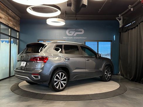 Used 2024 Volkswagen Taos SE w/ MDO Package image 3