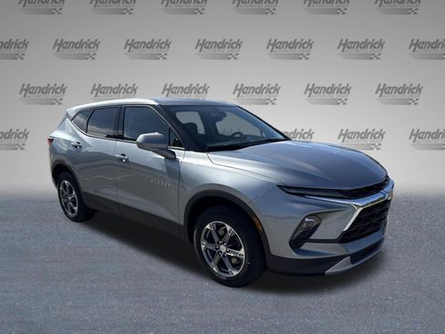 Used 2025 Chevrolet Blazer LT AWD/4WD image 2