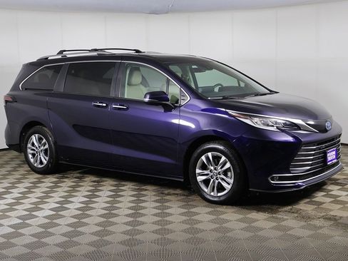 Used 2022 Toyota Sienna Limited image 2