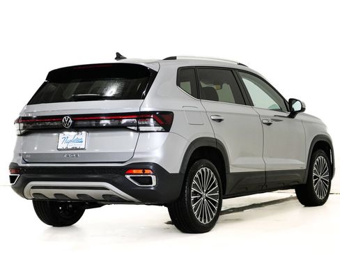 Used 2025 Volkswagen Taos SE FWD image 6