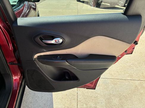 Used 2015 Jeep Cherokee Latitude w/ Cold Weather Group FWD image 15