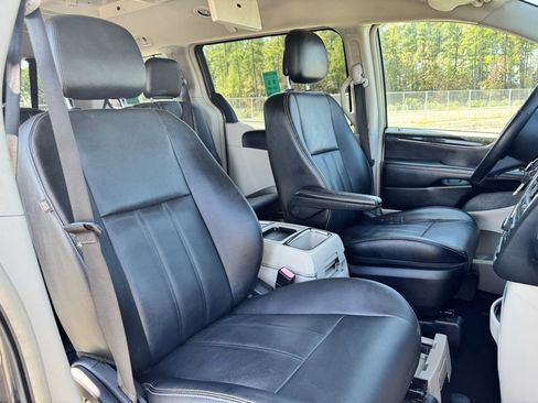 Used 2015 Chrysler Town & Country Touring w/ Driver Convenience Group image 11