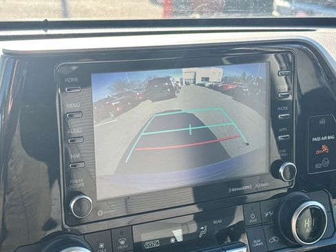 Used 2021 Toyota Highlander LE image 24