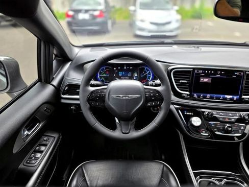 Used 2022 Chrysler Pacifica Limited w/ S Appearance Package FWD image 12