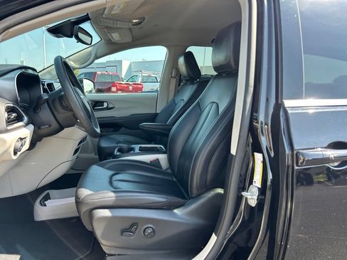 Certified 2024 Chrysler Pacifica Touring-L FWD image 6