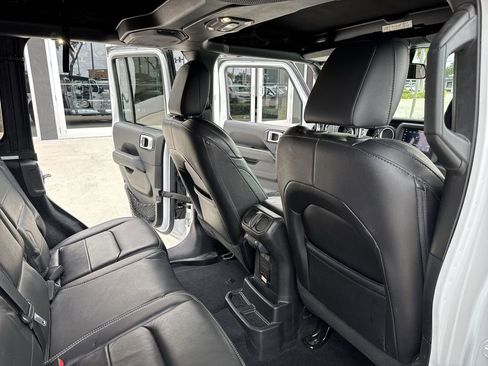 Used 2019 Jeep Wrangler Unlimited Sahara w/ Dual Top Group AWD/4WD image 33