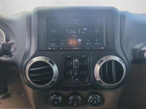 Used 2017 Jeep Wrangler Unlimited Sahara w/ Connectivity Group AWD/4WD image 18
