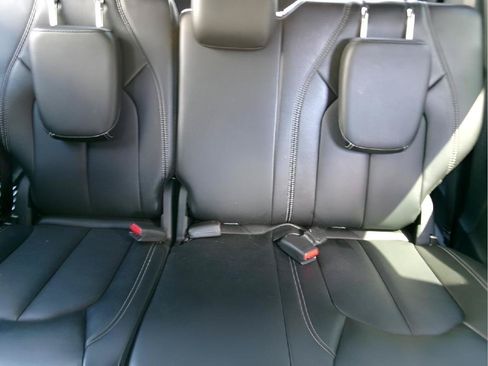 Used 2025 Chrysler Pacifica Select FWD image 11