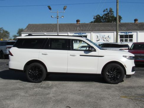 New 2025 Lincoln Navigator Reserve w/ Jet Appearance Package image 2