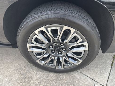 Used 2024 GMC Yukon XL Denali Ultimate image 9