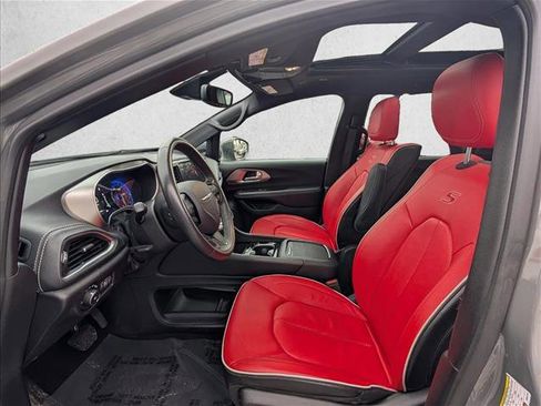 Used 2021 Chrysler Pacifica Limited w/ Uconnect Theater Family Group image 17