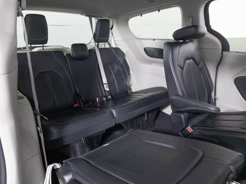 Used 2022 Chrysler Pacifica Touring-L image 21