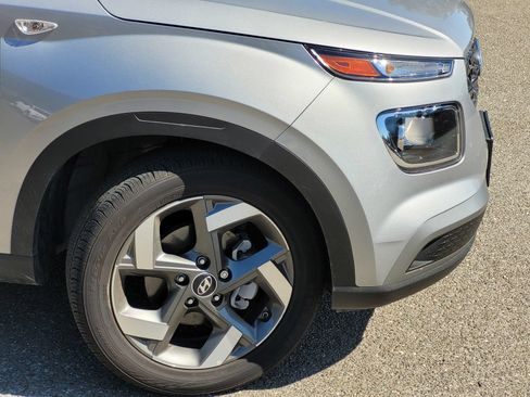 Certified 2025 Hyundai Venue SEL FWD image 16