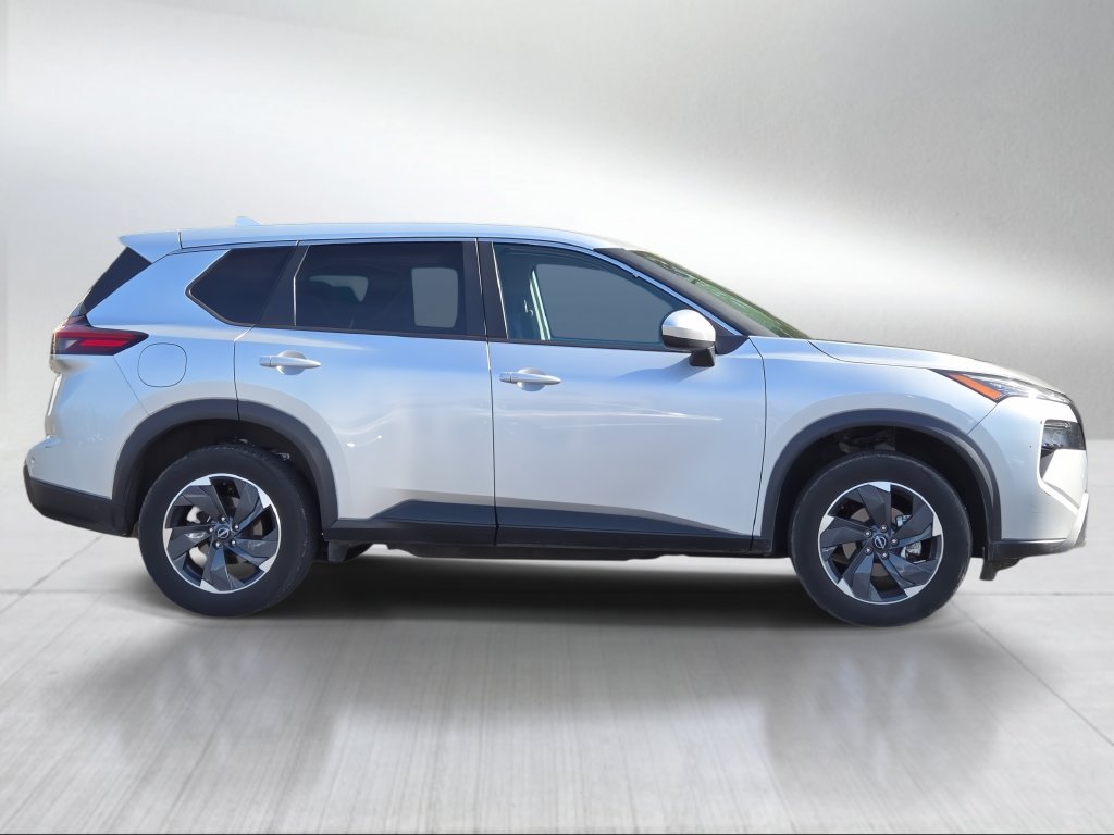 Used 2024 Nissan Rogue SV AWD/4WD image 3