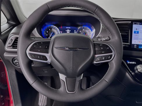 Used 2025 Chrysler Pacifica Select image 12