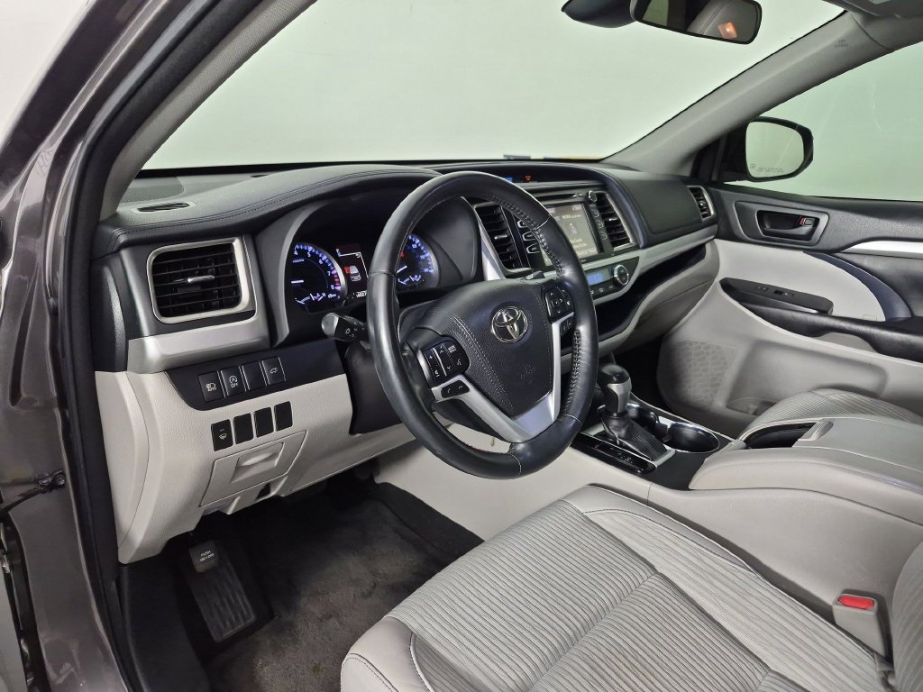 Used 2018 Toyota Highlander Plus AWD/4WD image 18