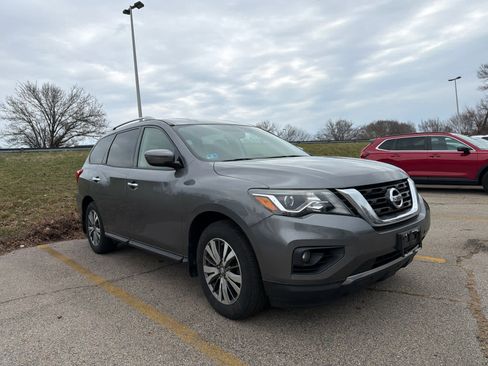 Used 2019 Nissan Pathfinder SV w/ SV Tech Package image 8