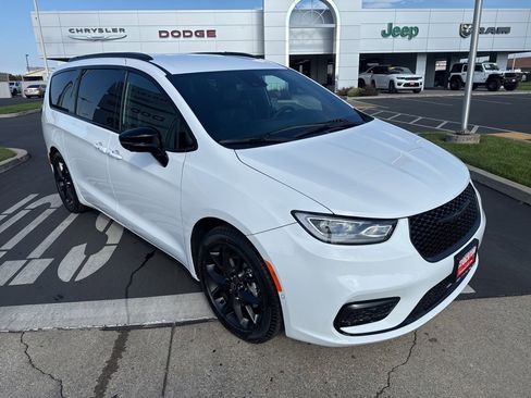 New 2026 Chrysler Pacifica Select w/ S Appearance Package image 2