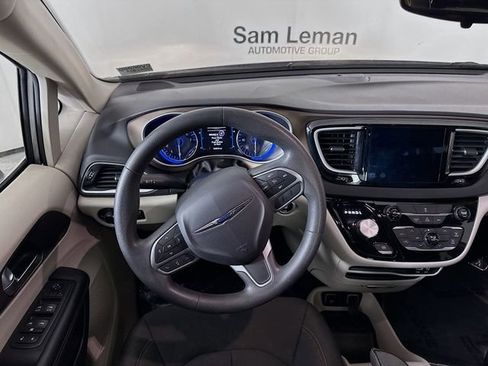 Used 2017 Chrysler Pacifica Touring image 21