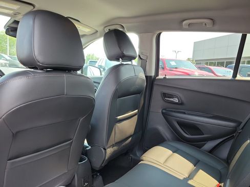 Used 2022 Chevrolet Trax LT w/ Premium Seat Package AWD/4WD image 16