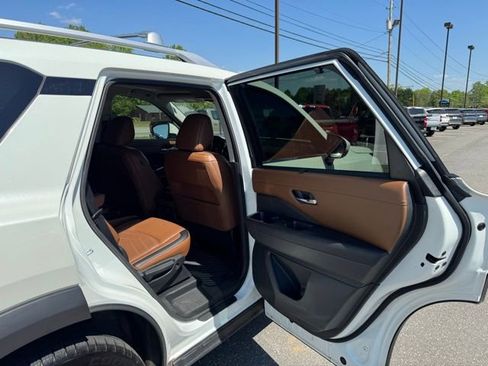 Used 2023 Nissan Pathfinder Platinum AWD/4WD image 16