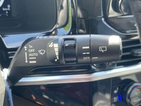 Used 2025 Nissan Pathfinder Platinum AWD/4WD image 36
