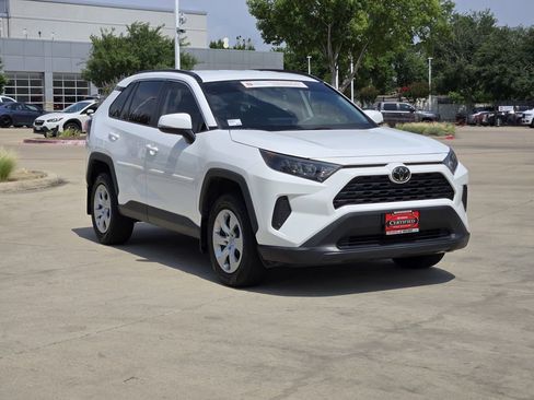 Used 2021 Toyota RAV4 LE FWD image 2