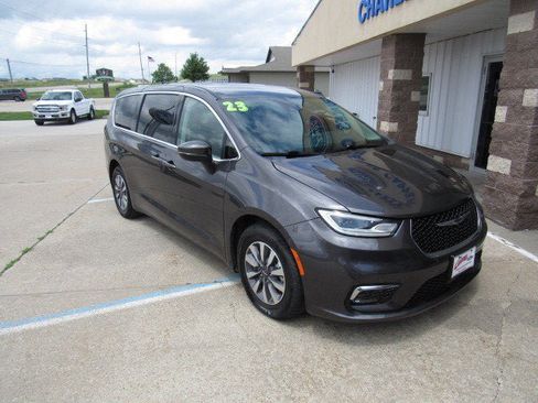Used 2023 Chrysler Pacifica Touring-L FWD image 3