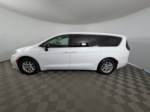 Used 2024 Chrysler Pacifica Touring-L FWD image 20