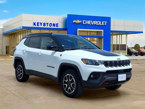 Used 2025 Jeep Compass Trailhawk AWD/4WD image 1