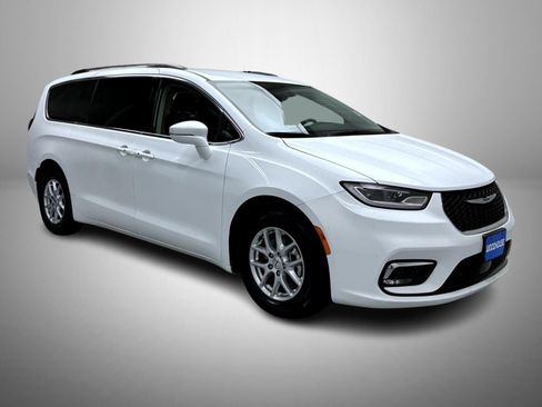 Used 2022 Chrysler Pacifica Touring-L FWD image 3