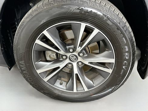 Used 2017 Toyota Highlander Plus AWD/4WD image 30