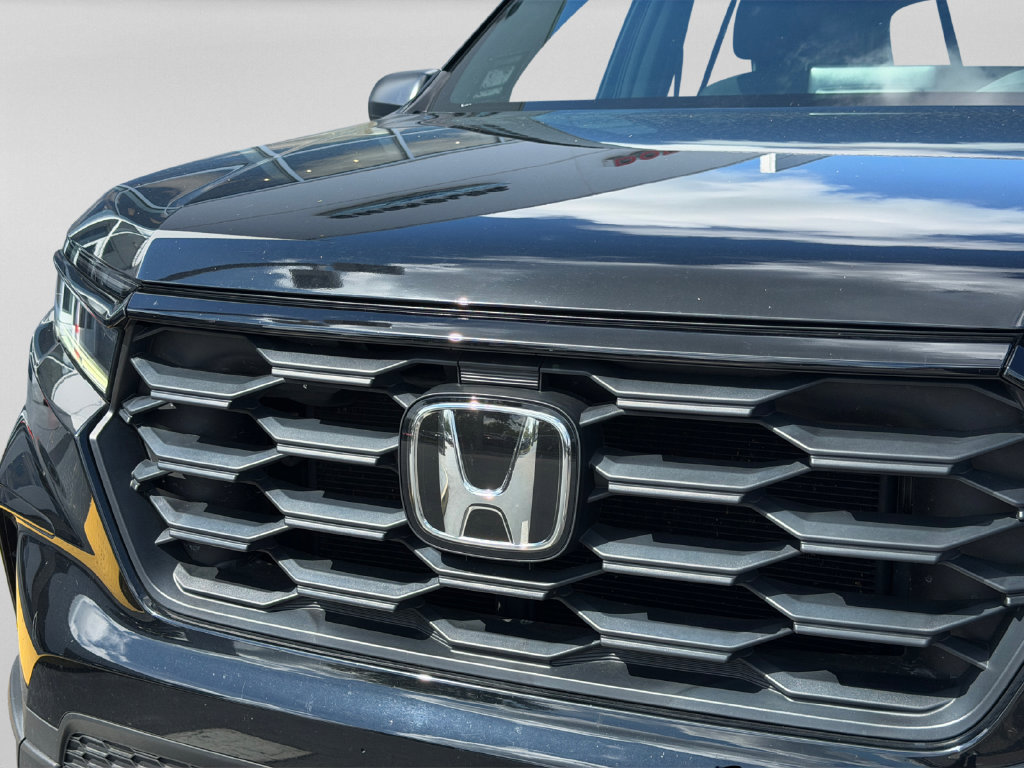 Used 2025 Honda Pilot Sport image 32