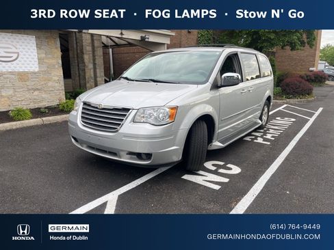 Used 2009 Chrysler Town & Country Touring w/ Entertainment Group #2 FWD image 1