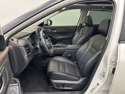 Used 2023 Nissan Rogue SV w/ SV Premium B Package FWD image 9