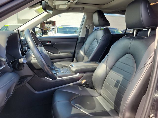Used 2022 Toyota Highlander XLE AWD/4WD image 5