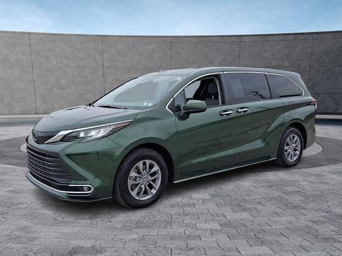 Used 2023 Toyota Sienna XLE AWD/4WD image 5