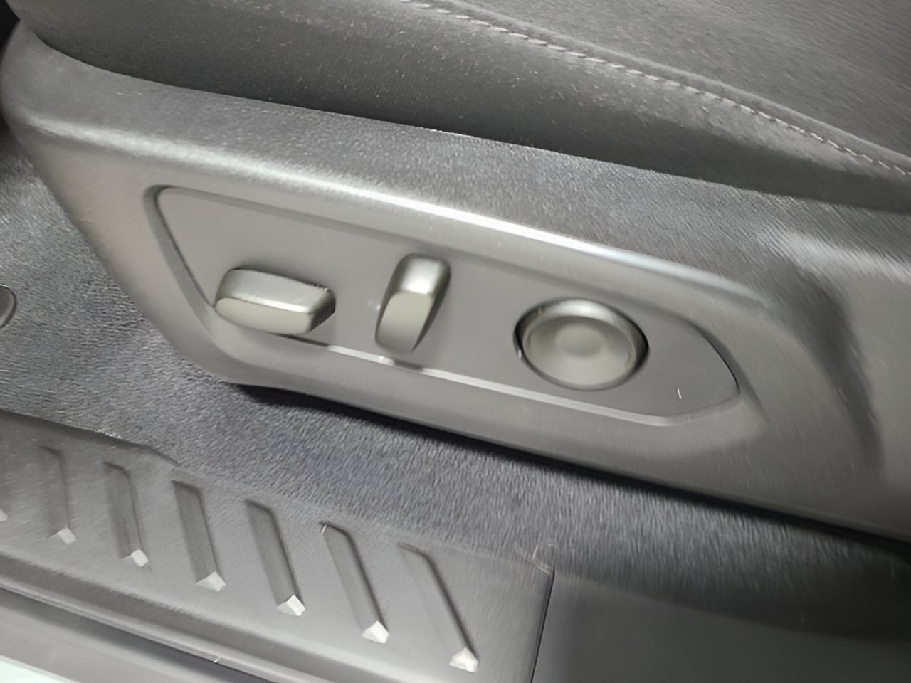 Used 2024 Chevrolet Colorado Trail Boss w/ Advanced Trailering Package AWD/4WD image 18