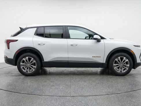 Used 2025 Chevrolet Equinox LT FWD image 11