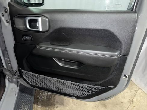 Used 2020 Jeep Wrangler Unlimited Sahara image 25