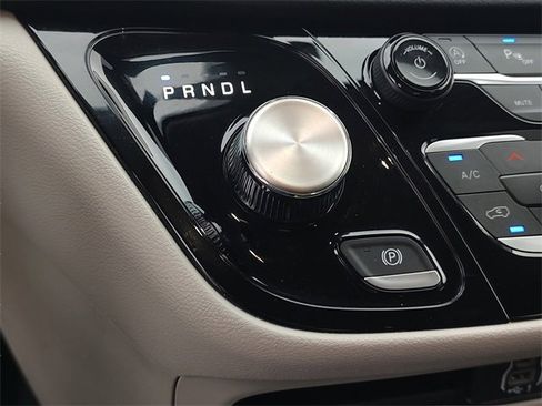 Certified 2024 Chrysler Pacifica Touring-L image 22