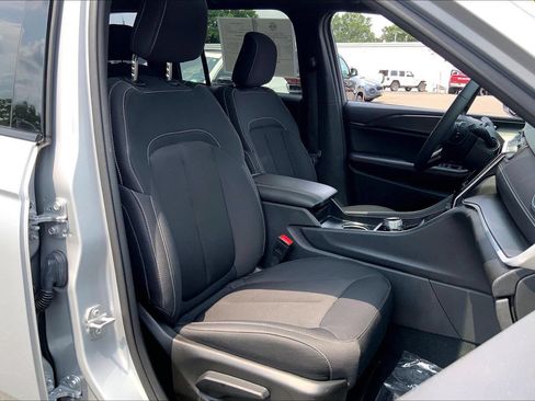 Certified 2025 Jeep Grand Cherokee Laredo X w/ Luxury Tech Group I AWD/4WD image 7