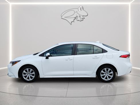 Used 2025 Toyota Corolla LE FWD image 2